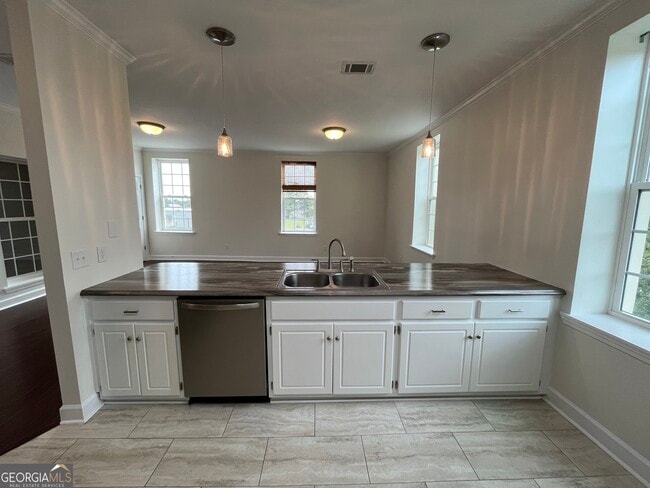 Building Photo - 65 E Main St