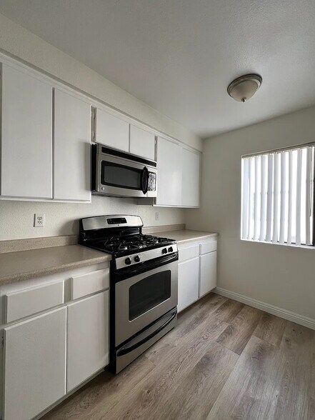 Building Photo - 598 W Huntington Dr