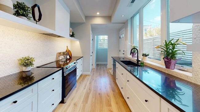 Building Photo - Beautifully renovated 3 bedroom/2 bath home