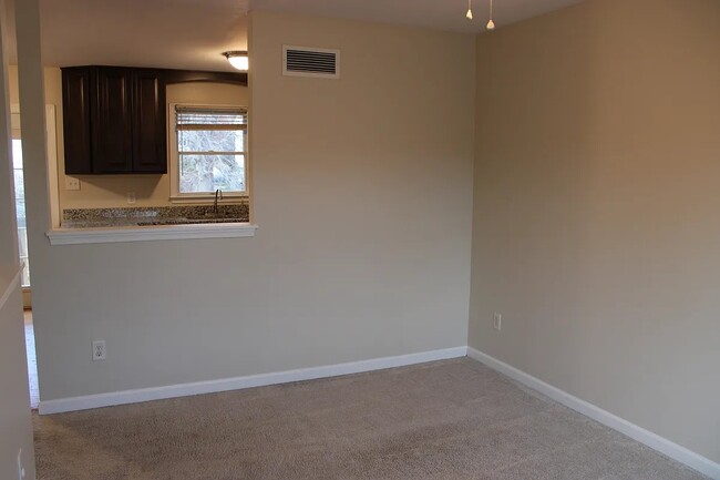 Building Photo - 7 White Birch Dr