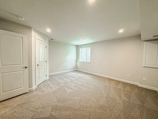 Building Photo - Stunning 3 Bed 3.5 Bath Townhome With Atta...