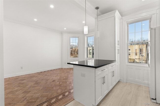 Building Photo - 61-33 Palmetto St