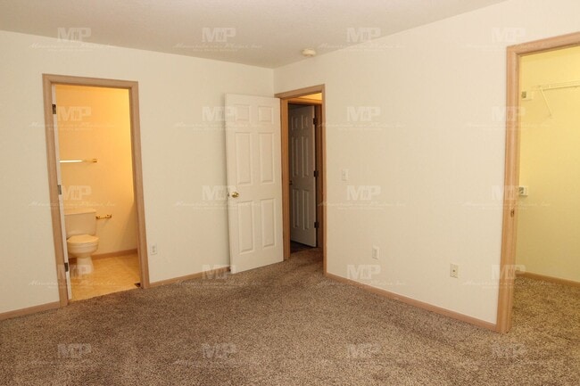 Building Photo - 419 Nokomis Ct