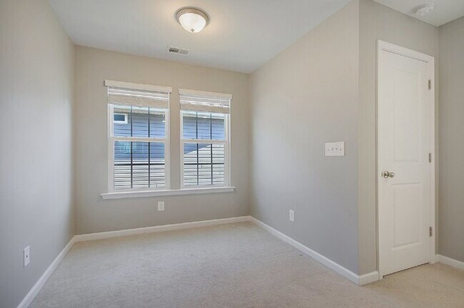 Building Photo - 838 Redbud Ln