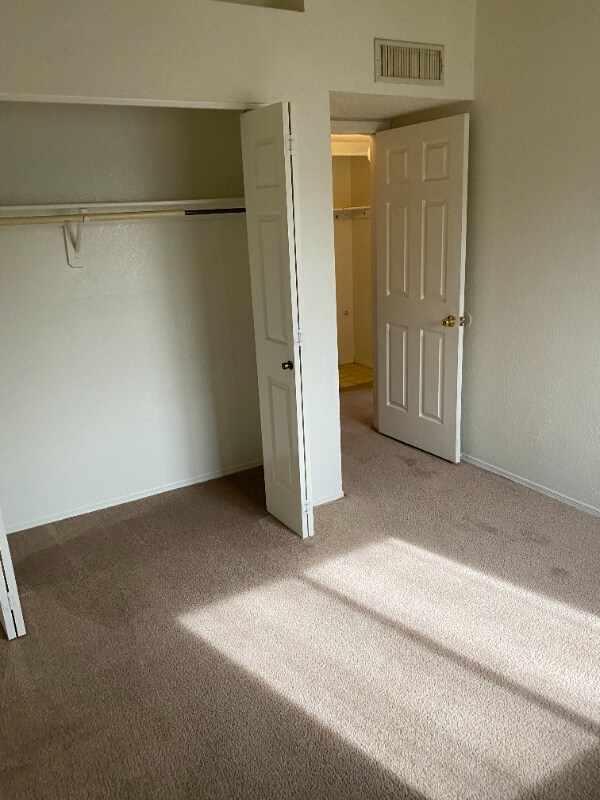 Building Photo - 7840 N Viewpointe Cir