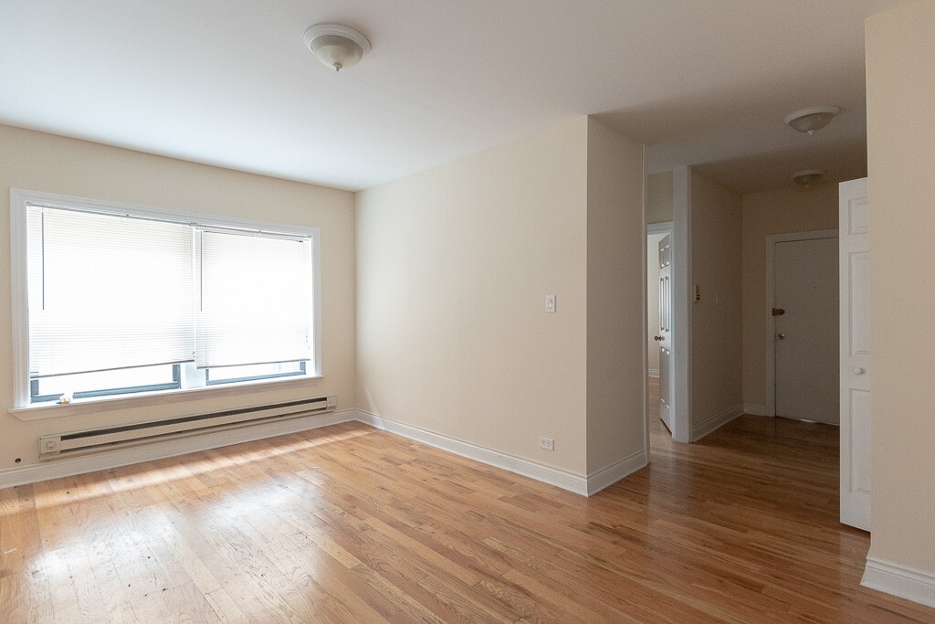 Building Photo - 617 W Cornelia Ave