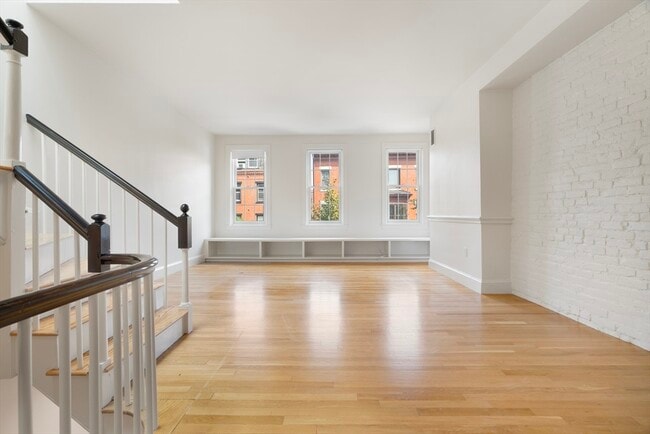 Building Photo - 26 Clarendon St