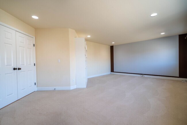 Building Photo - 5Br/3.25Ba Sammamish Home