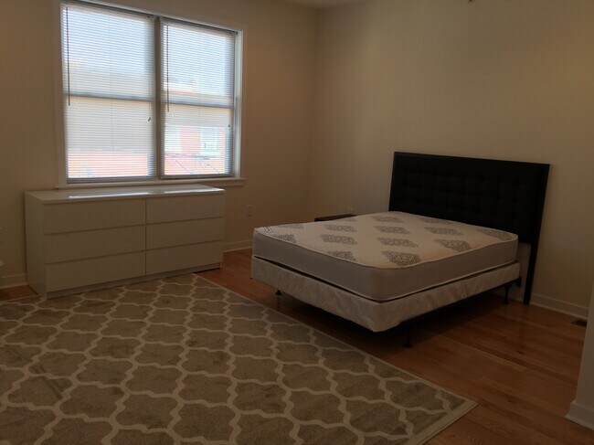 Building Photo - 526 N 36th St