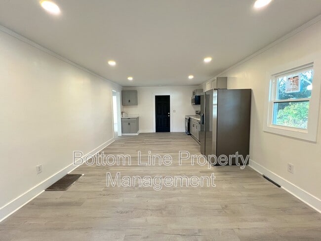 Building Photo - 218 Norwood Dr