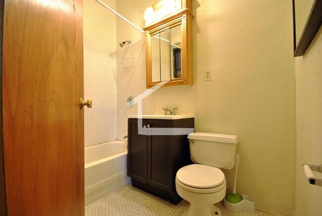 Building Photo - 9/1 No Fee! Spacious 3BR in Hemenway St by Northeastern!