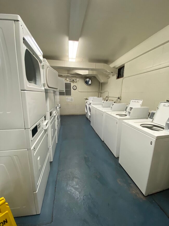 Building Photo - 1617 Kapiolani Blvd