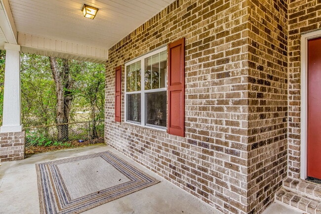 Building Photo - This beautifully maintained 3-bedroom, 2-bathroom residence offers the perfect blend of comfort, ...