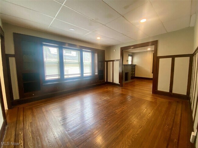 Building Photo - 418 Crestwood Ave