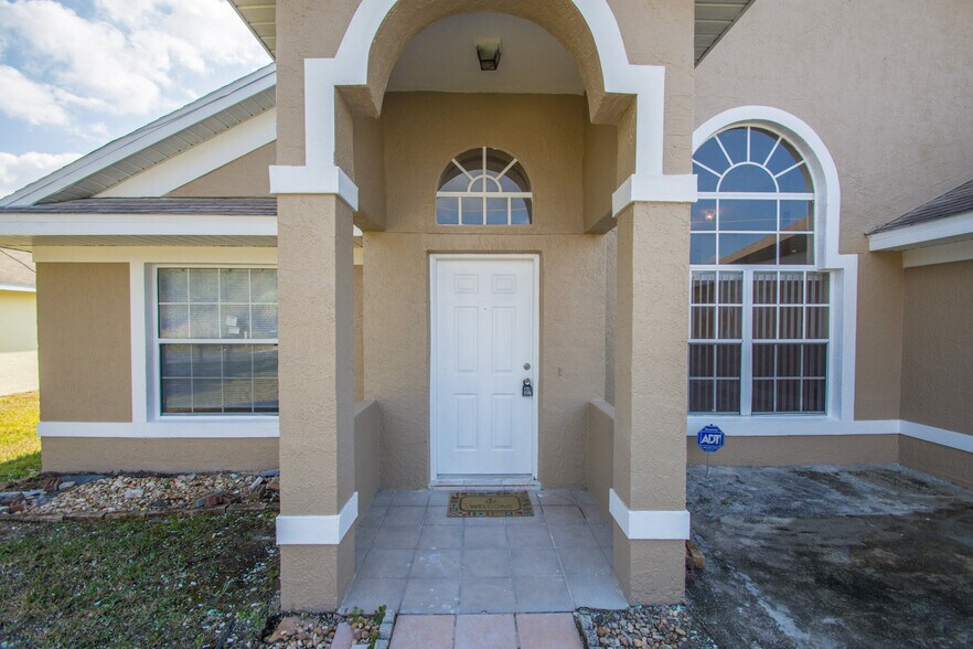 Building Photo - 3 Bed 2 Bath Home with Stainless Steel Appliances Near Poinciana Pkwy!
