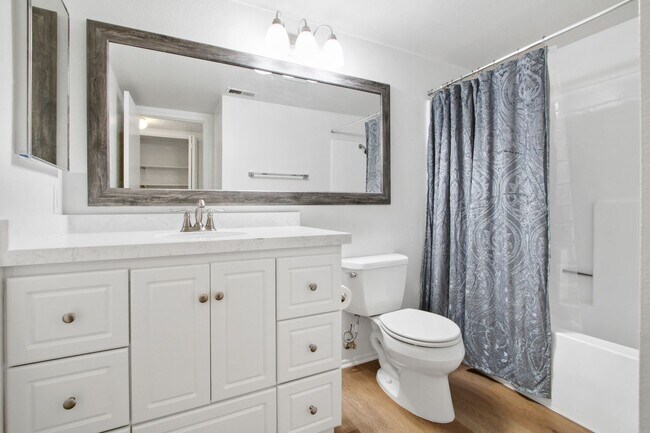 Building Photo - Ocean Views, Fully Remodeled Kitchen,Iconi...