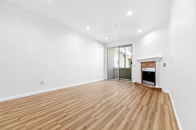 Building Photo - 16940 Chatsworth St