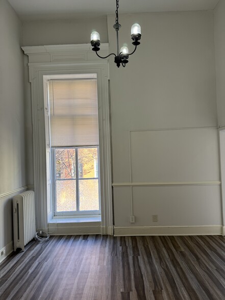 1M - 28 E Mount Vernon Pl
