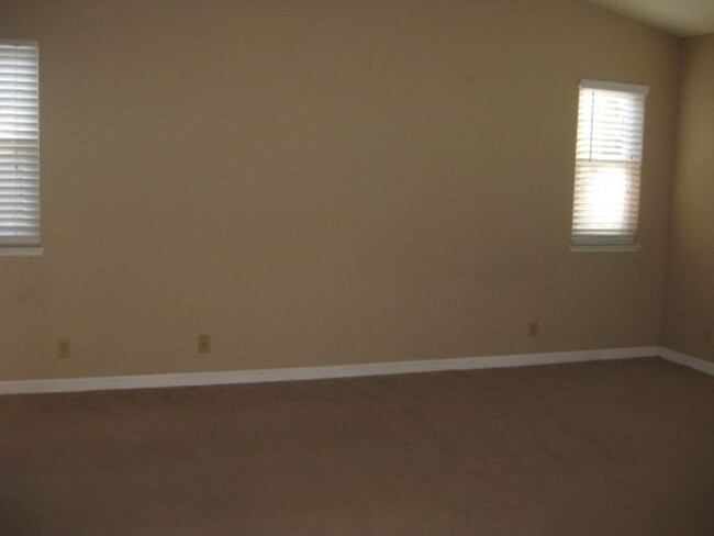 Building Photo - 4 Bedroom Home in Elk Grove!