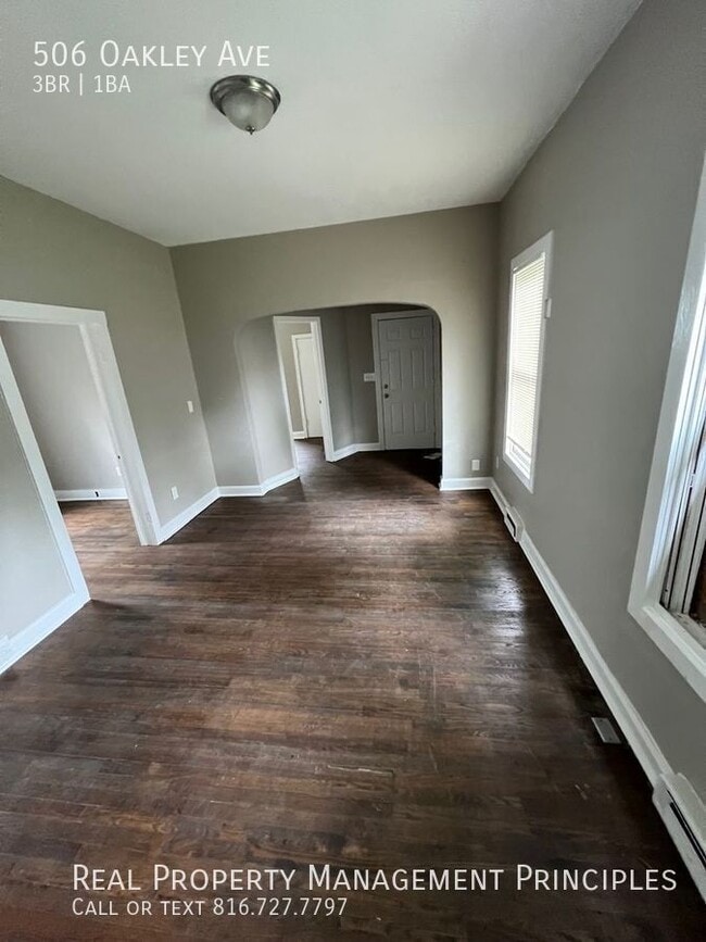 Building Photo - 506 S Oakley Ave