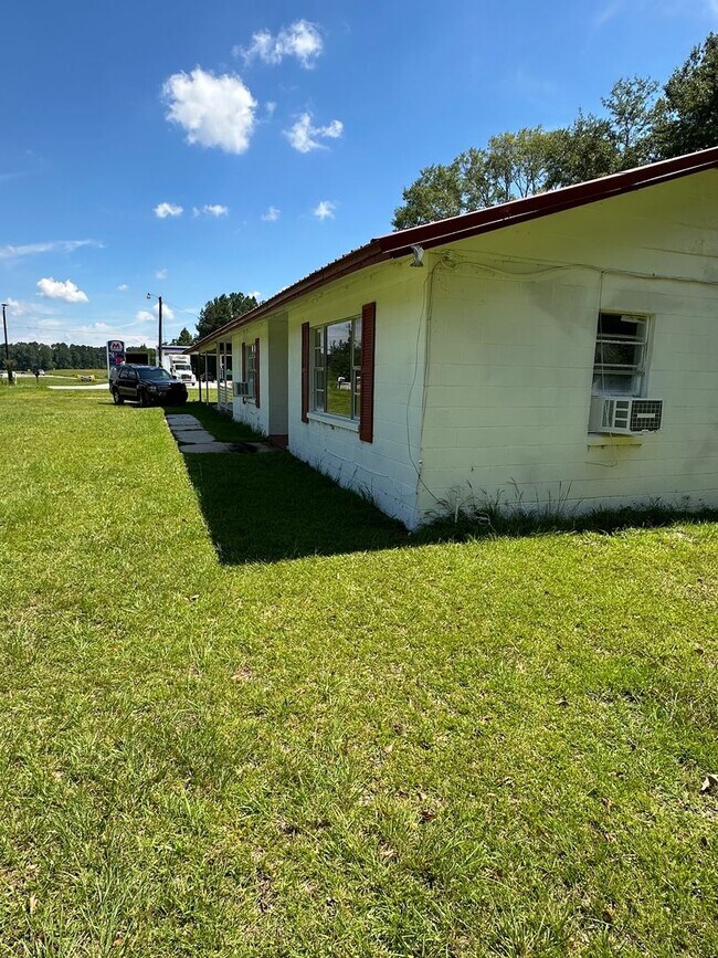 Building Photo - 19465 Mobile Rd