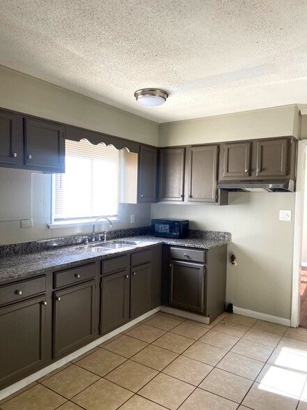 Building Photo - 921 Garywood Pl