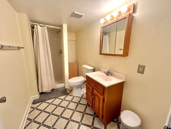 Building Photo - Looking for a Quality tenant who appreciat...