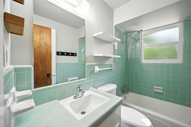 Building Photo - 302 Young Dr