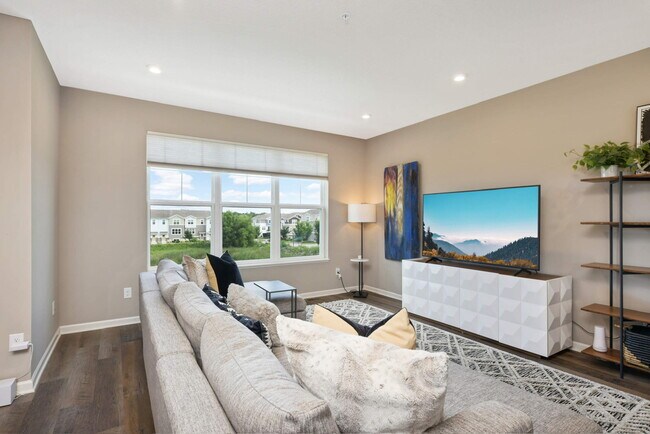 Building Photo - 848 Roselyn Dr