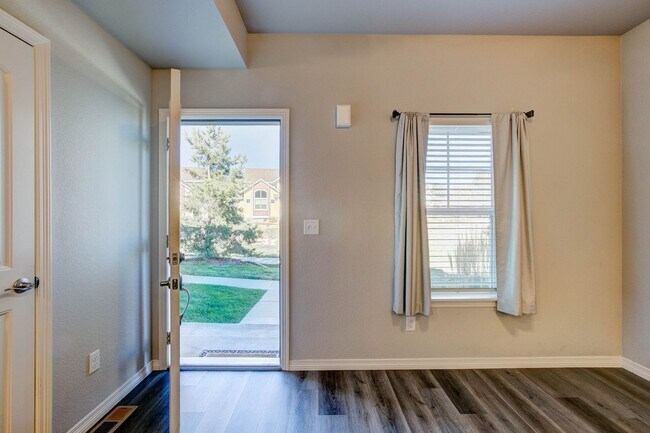 Building Photo - 884 Winding Brk Dr