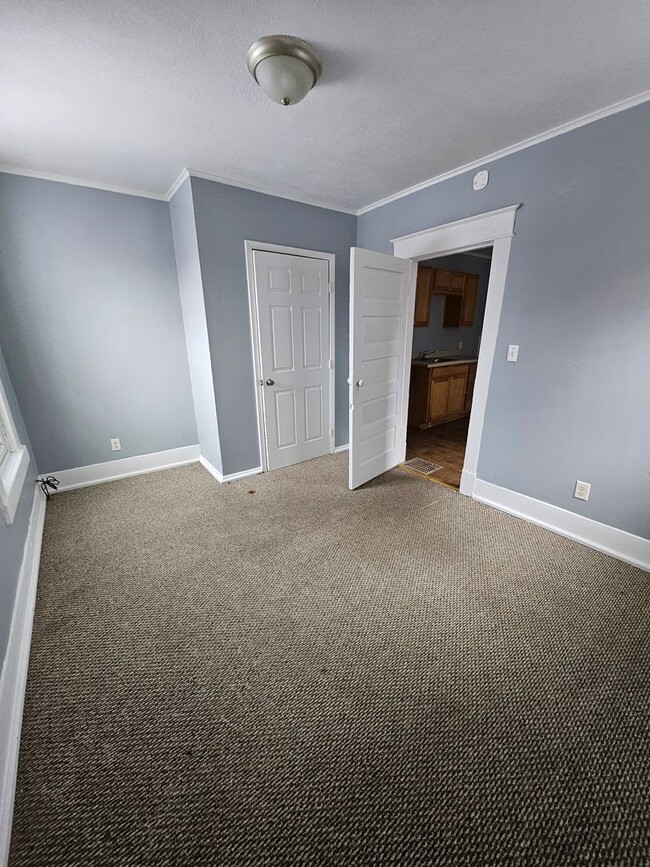 Building Photo - One bedroom unit on West Side