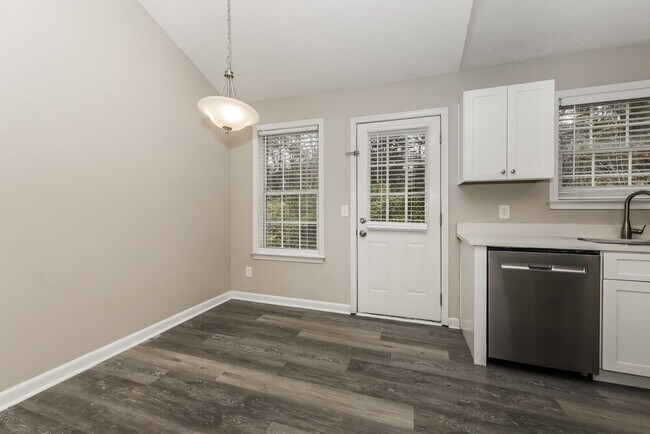 Building Photo - 1585 Ridgemont Dr