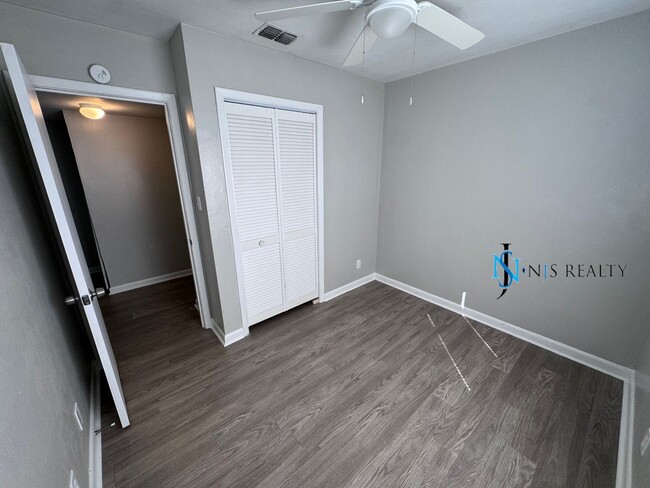 Building Photo - BEAUTIFUL 3/1 large 1417 sq ft home with N...