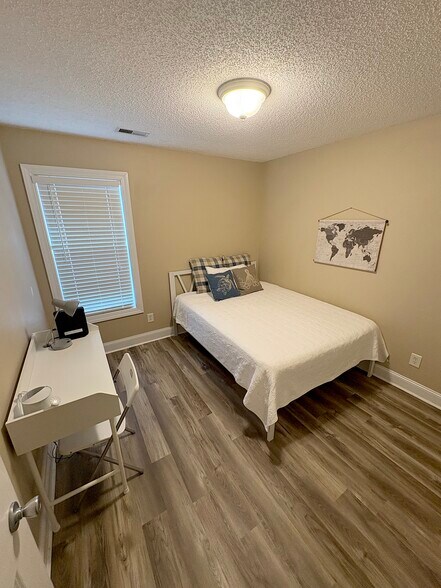 Building Photo - 2312 Saddleback Dr