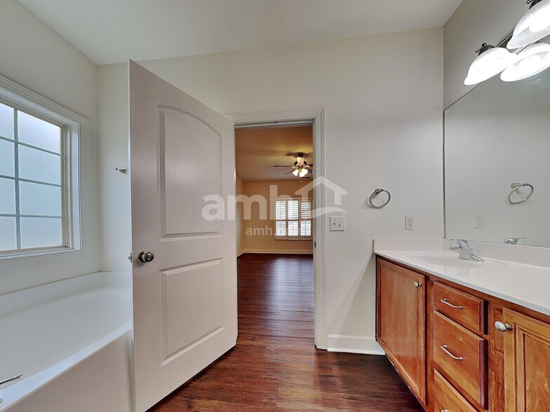 Building Photo - 2 Stone Gate Ct