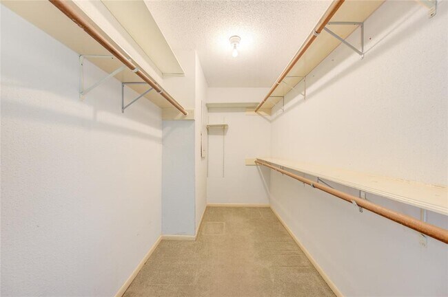 Building Photo - 2818 Crest Park Dr