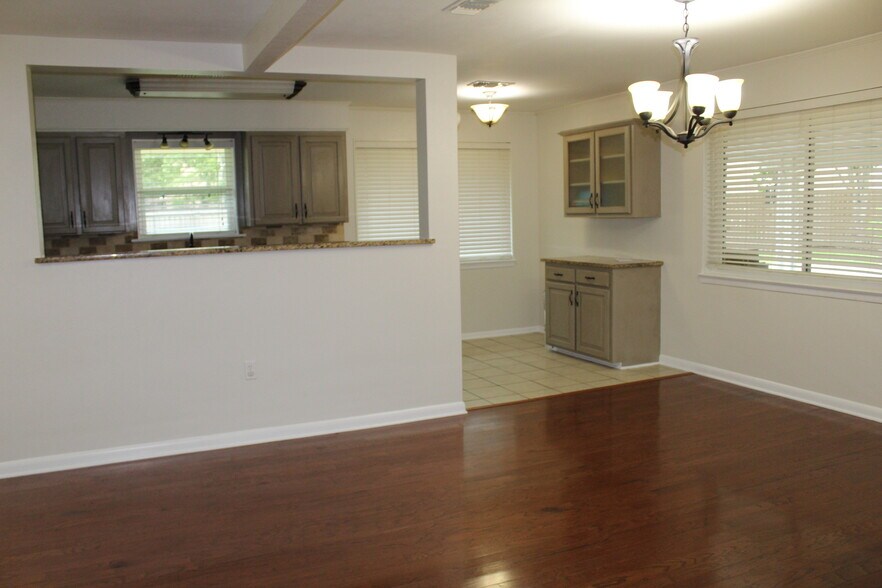 Building Photo - 2491 Donald Dr