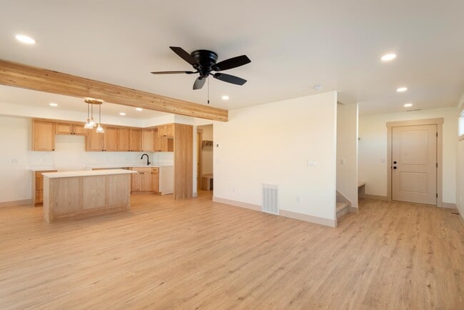 Building Photo - 405 Par Ave