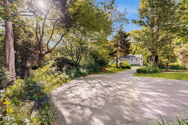 Building Photo - Large 5Br 3 1/2Ba Modern Home in Falmouth ...