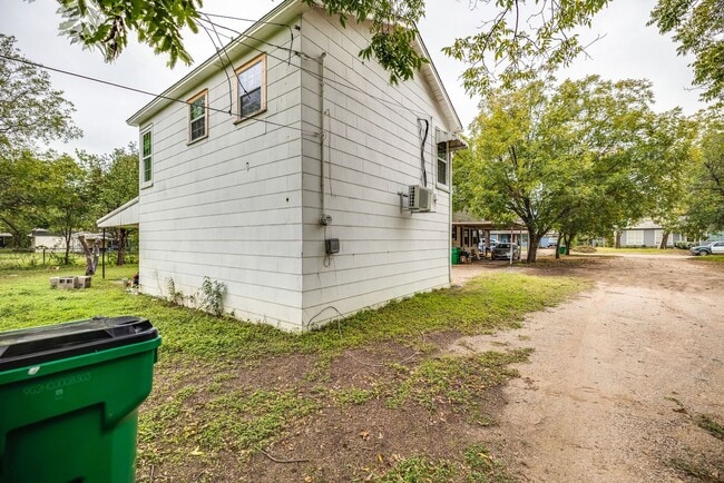 Building Photo - Updated apartment in great location