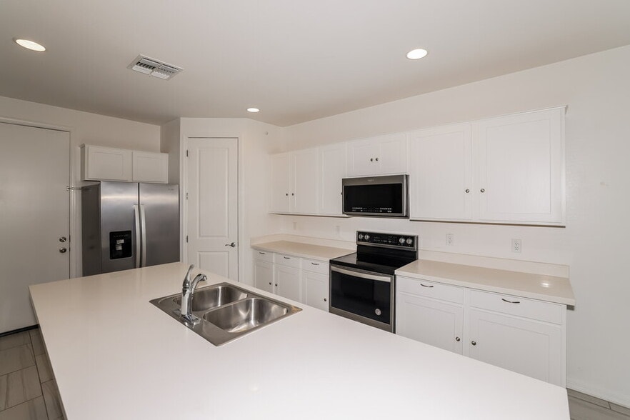 Building Photo - 9259 E Static Ave