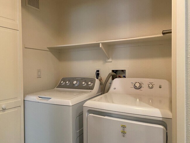 Building Photo - Great first floor corner unit!!