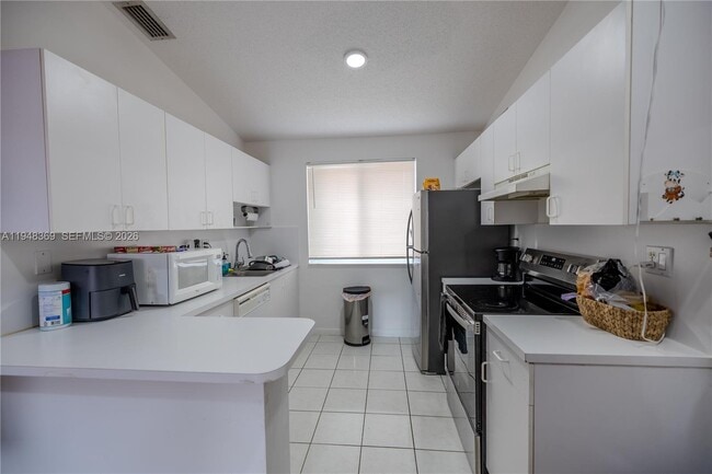 Building Photo - 8013 Lake Dr