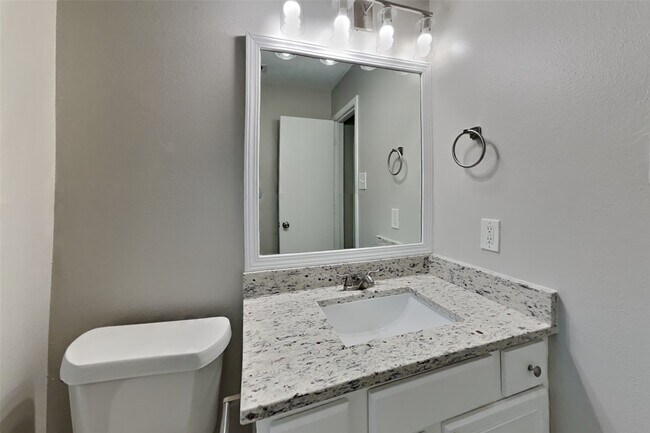 Building Photo - 18610 Willow Cove Dr