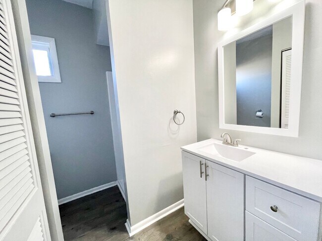 Building Photo - 1041 W 10th St