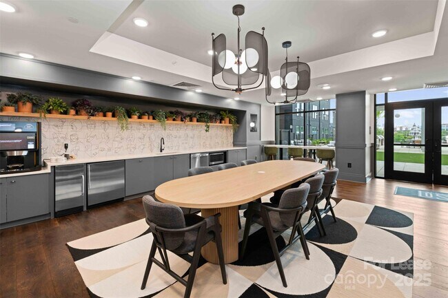 Building Photo - 3305 South Blvd