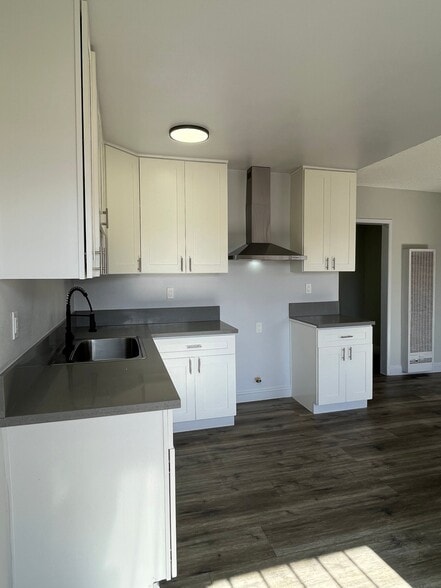 Building Photo - 1334 W 93rd St