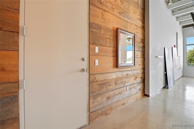 Building Photo - 302 SE Broadway St