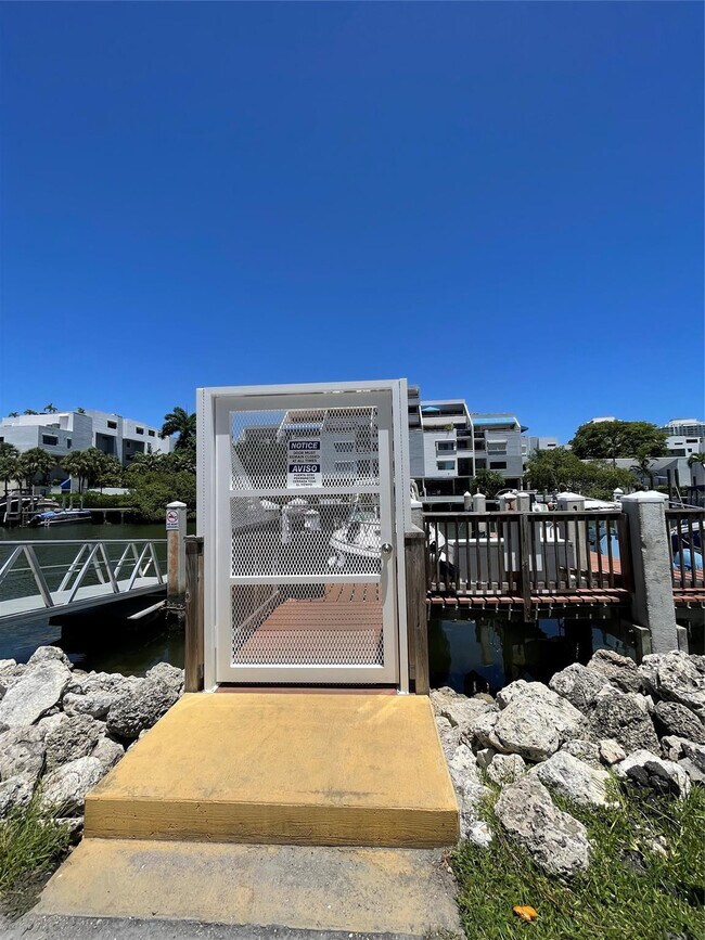 Building Photo - 400 Kings Point Dr