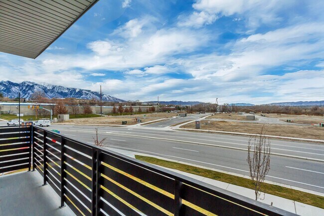 Building Photo - Spacious 3 Bed 2 Bath Condo in Sandy!